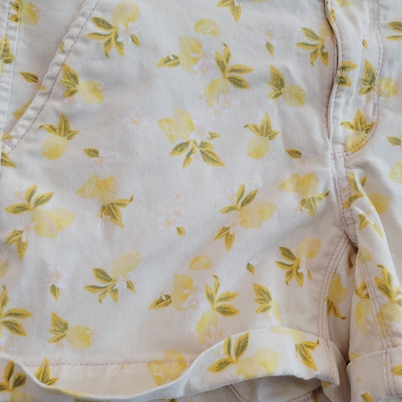 SO Lemon Print Low Rise Midi Shorts Size 5 - Picture 11 of 15